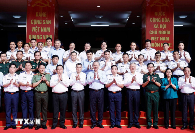 Tổng Bí thư Tô Lâm với các đại biểu tại Bộ Tư lệnh Vùng Cảnh sát Biển 4. Ảnh: TTXVN