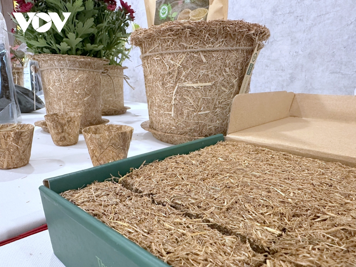 Rơm rạ là nguồn nguyên liệu để nâng cao giá trị cho người dân