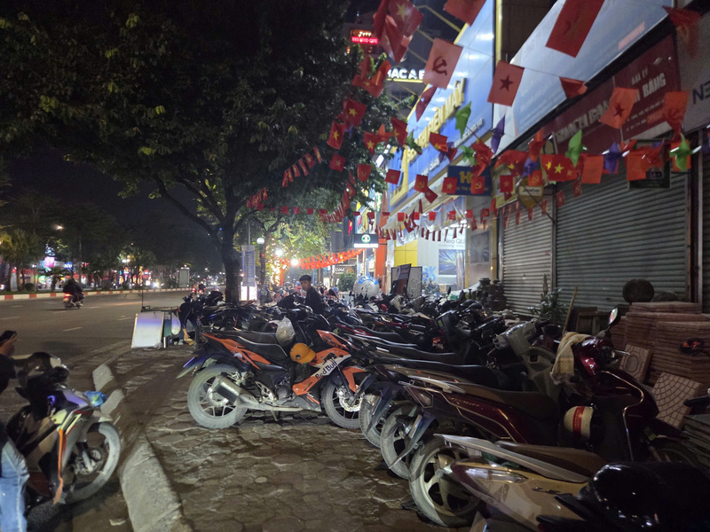 Không chỉ lấn chiếm vỉa hè làm nơi bán hàng quán nướng 9BUK còn lấn chiếm vỉa hè làm nơi để xe cho khách.