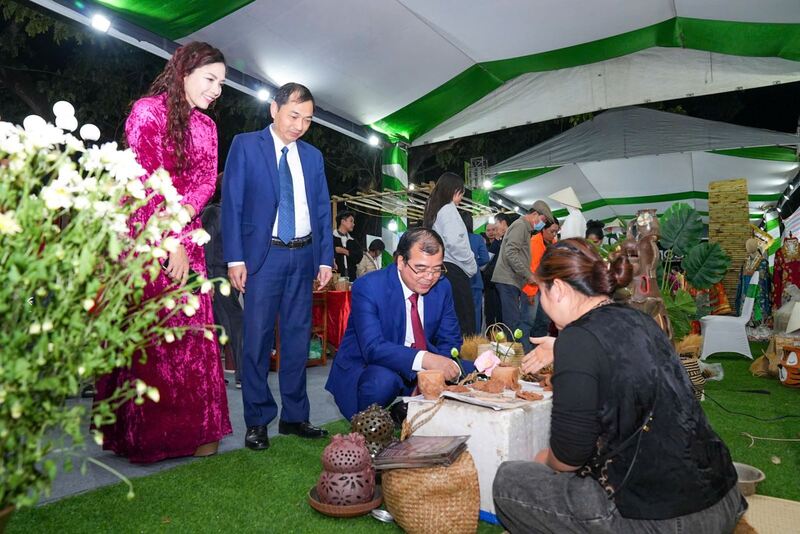 Các đại biểu đến tham quan Không gian Du lịch nông thôn Việt Nam. Ảnh: Nguyễn Phượng.