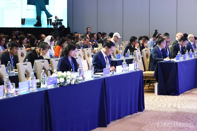 Các đại biểu tham dự chương trình.