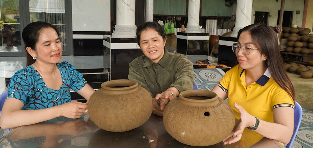 Đồng bào Khmer xã Hòn Đất tự hào về nghề làm nồi đất truyền thống.