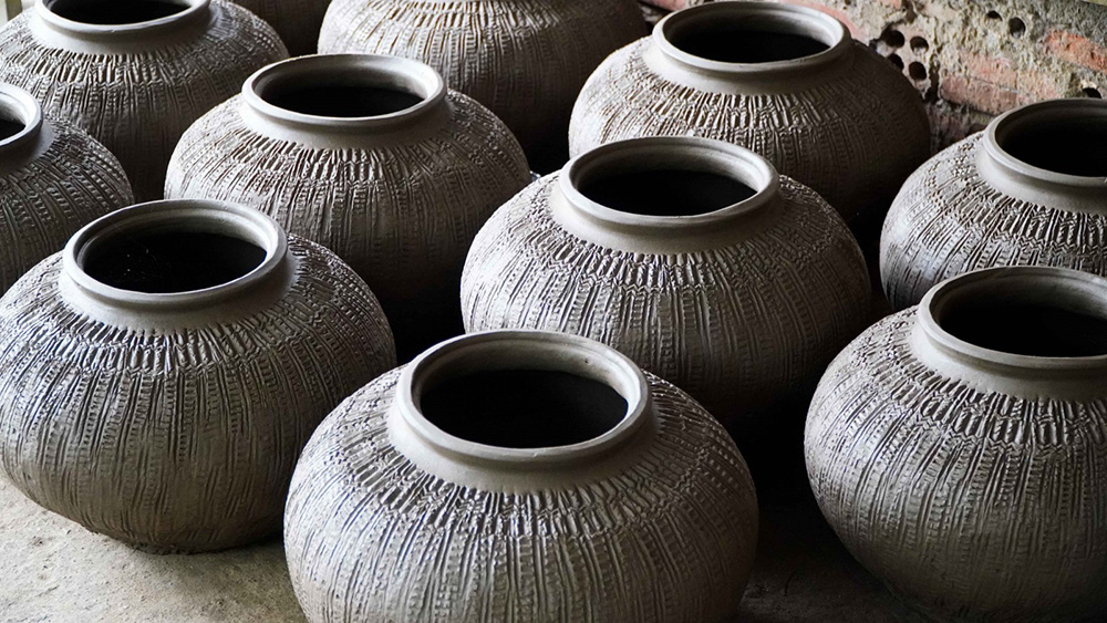 Nồi đất đang trong giai đoạn hoàn thiện, chưa được nung qua lửa đỏ.