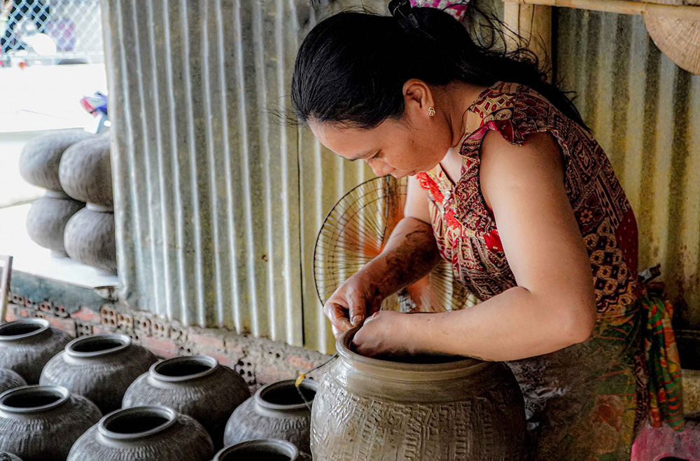 Chị Danh Thị Mỹ Hằng tỉ mỉ với từng công đoạn làm nồi đất.