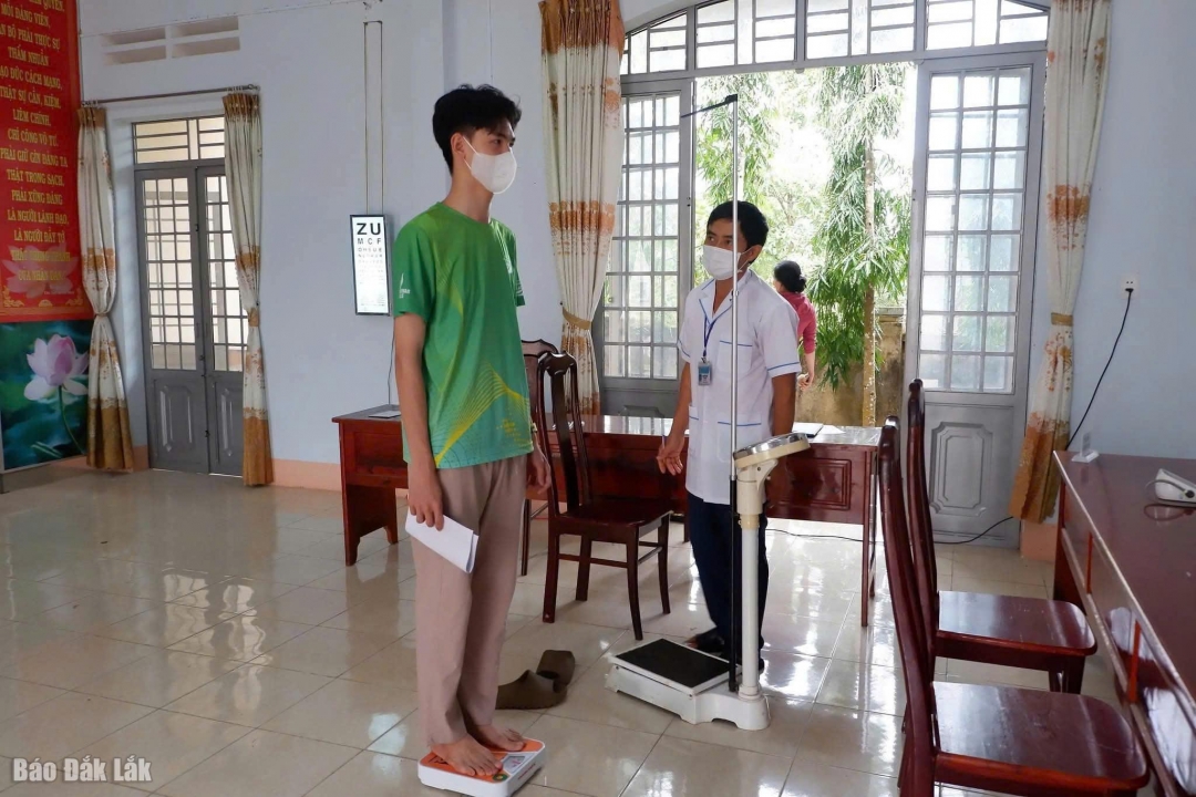 Thanh niên trong độ tuổi nhập ngũ trên địa bàn xã Ea Wer tham gia khám tuyển.