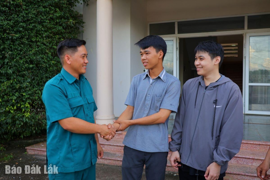 Lãnh đạo Ban Chỉ huy Quân sự xã Ea Wer chuyện trò, động viên các thanh niên có đơn tình nguyện nhập ngũ.