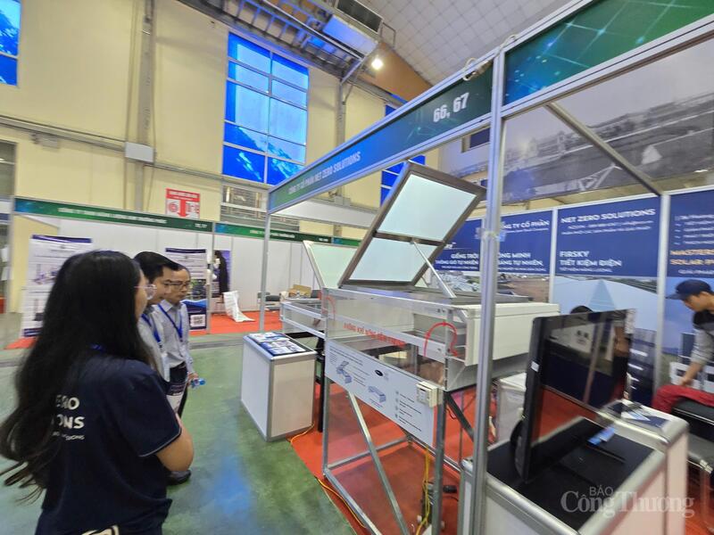 Khách tham quan gian hàng của Công ty CP Net Zero Solution