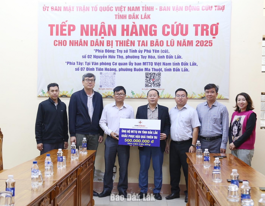 Đại diện MTTQ Việt Nam tỉnh tiếp nhận ủng hồ người dân lũ lụt từ Công ty Thủy điện Buôn Kuốp