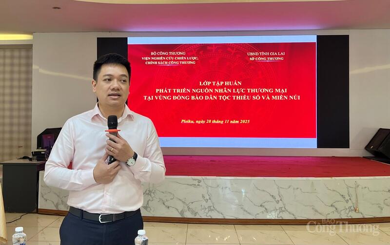 TS. Lâm Tuấn Hưng - Giám đốc Trung tâm Đào tạo, Bồi dưỡng Công Thương chia sẻ tại lớp tập huấn. Ảnh: Hiền Mai