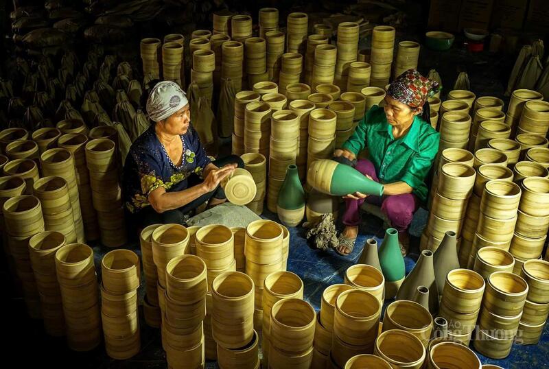 Thương mại điện tử không chỉ là kênh tiêu thụ còn là kênh lưu giữ văn hóa truyền thống của làng nghề. Ảnh: Cấn Dũng