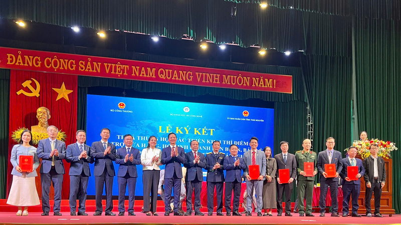 Nghi thức ký kết giữa cơ quan Trung ương, địa phương và các doanh nghiệp công nghệ số nhằm chính thức ban hành Kế hoạch phối hợp triển khai thí điểm tại tỉnh Thái Nguyên