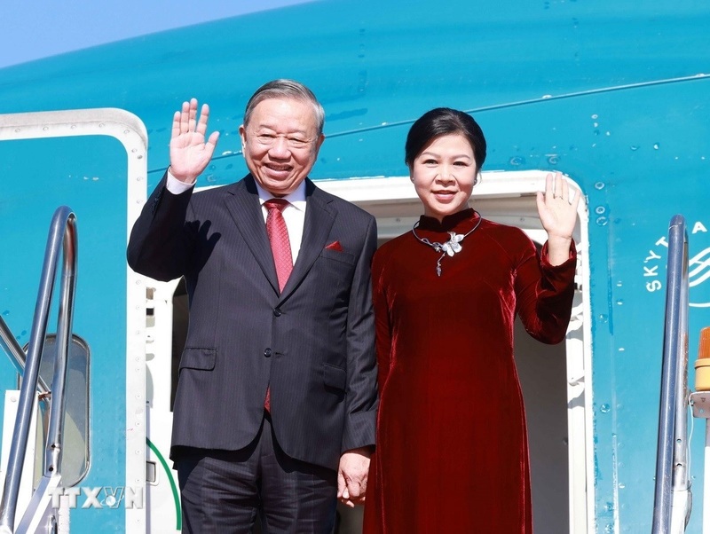 Tổng Bí thư Tô Lâm và Phu nhân tới sân bay quốc tế Wattay, thủ đô Vientiane. Ảnh: Thống Nhất/TTXVN