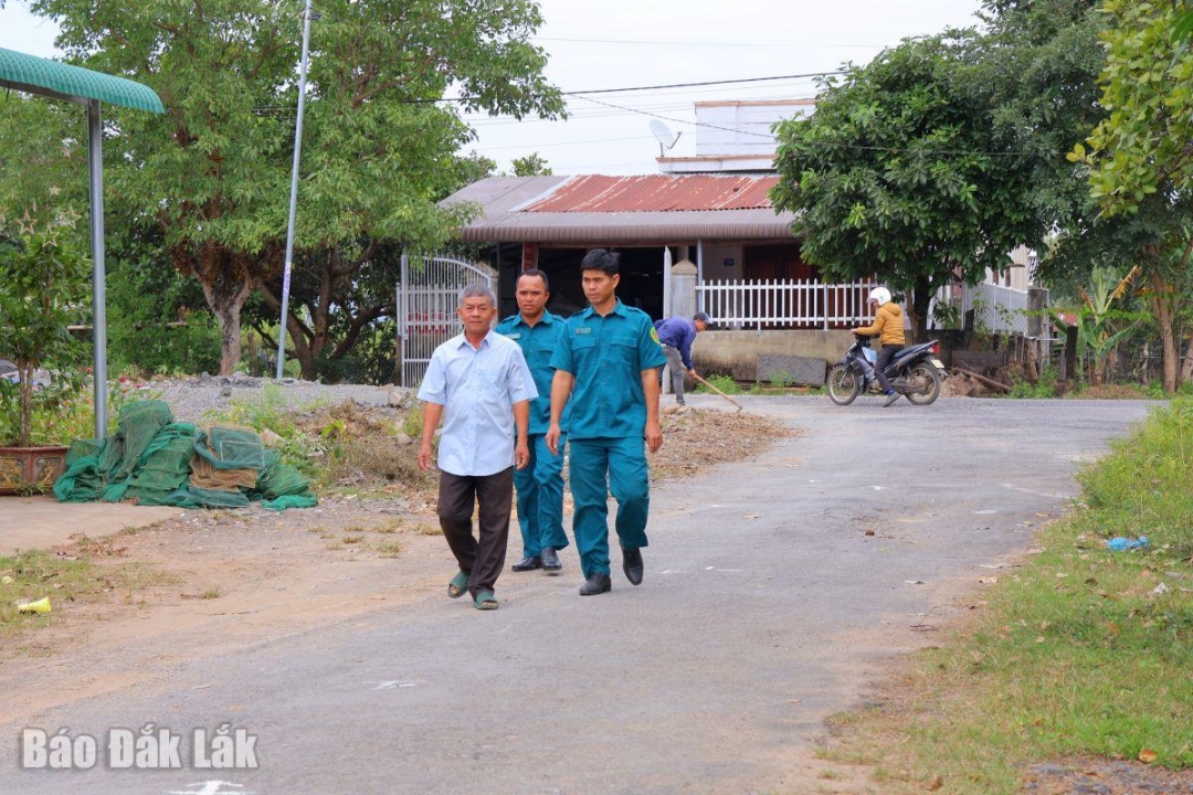 Người uy tín tham gia cùng Ban Chỉ huy Quân sự xã tuyên truyền, động viên thanh niên thực hiện tốt nghĩa vụ quân sự.