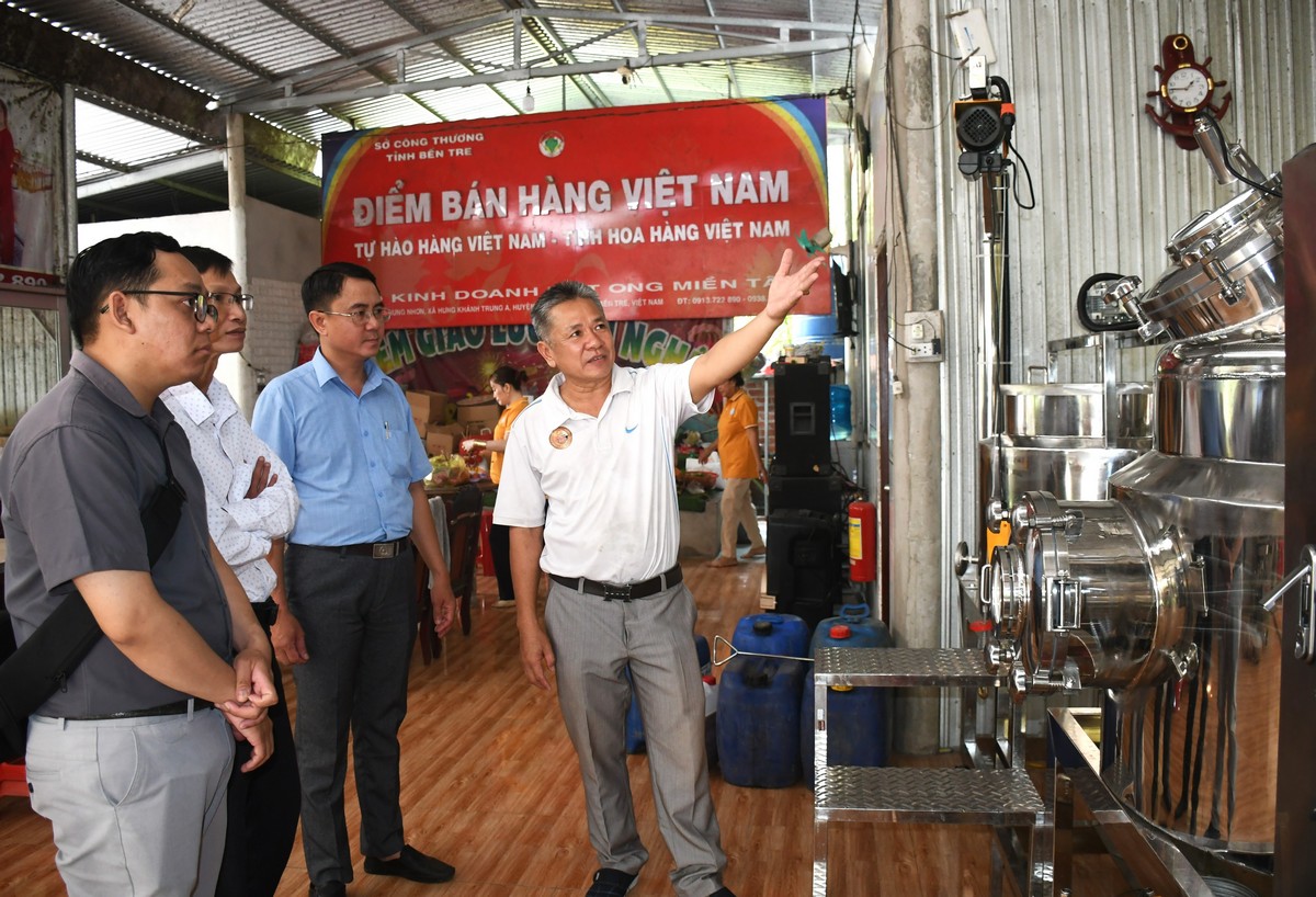 Nghiệm thu máy móc, thiết bị hỗ trợ cho hộ kinh doanh mật ong miền Tây.