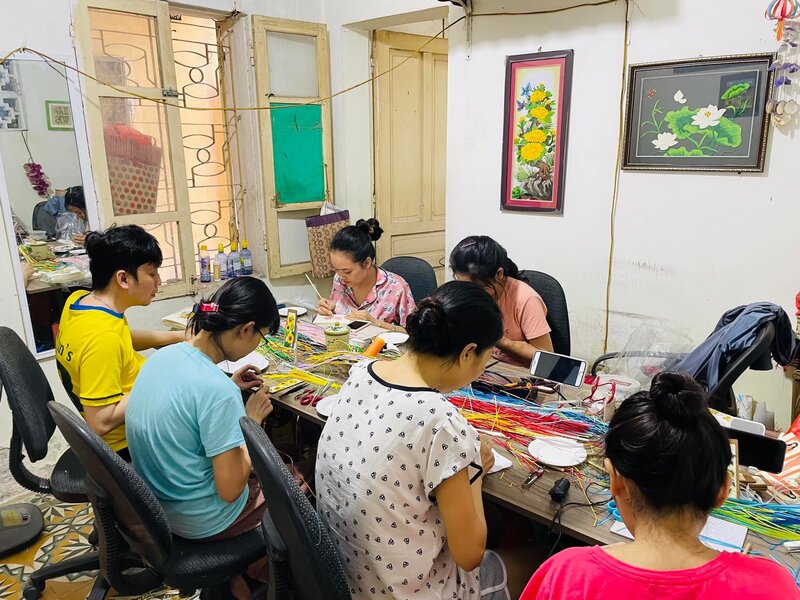 Các học viên tại Thương Thương Handmade đang chăm chú học nghề làm đồ thủ công. Ảnh: NVCC.