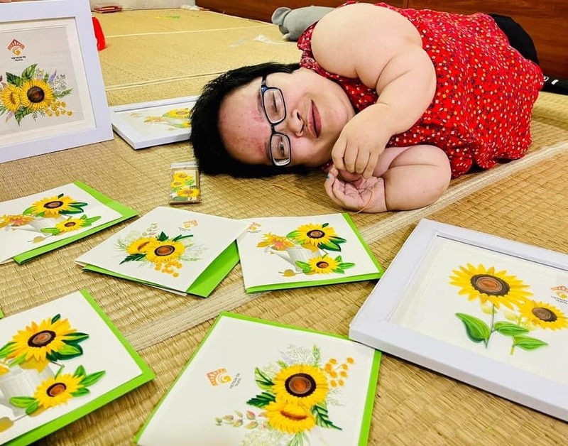 Chị Nguyễn Thị Thu Thương bên những sản phẩm thủ công do chính tay mình tạo ra. Ảnh: NVCC.