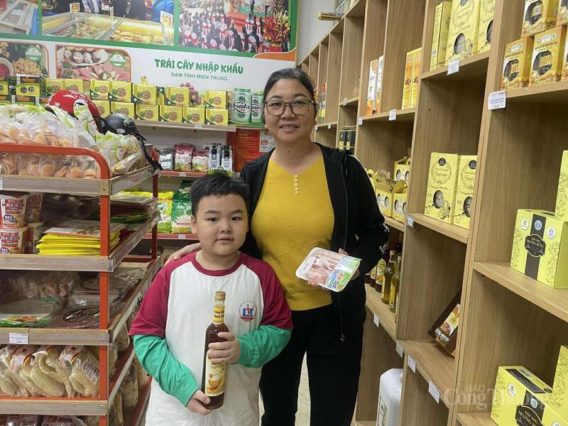 Bà Phạm Thị Tuyên (Tổ 17, phường An Tường, Tuyên Quang) chọn mua thịt lợn của HTX Sáng Nhung.