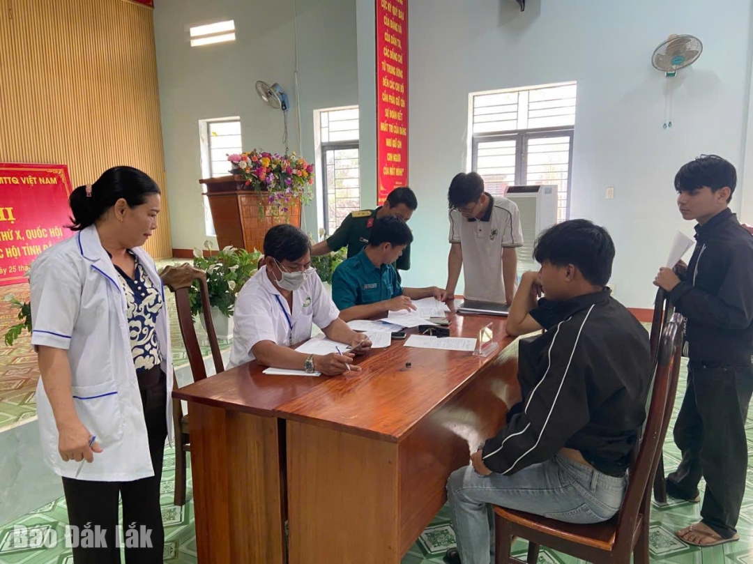 Công dân xã biên giới Buôn Đôn tham gia khám  sức khỏe