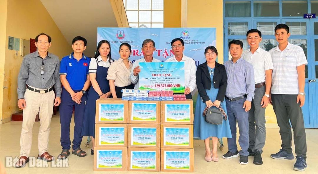 Công ty VEPIC trao sách, tập vở và bút cho Trường Tiểu học Hòa Trị 1.