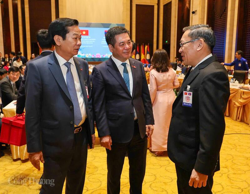 Bộ trưởng Bộ Công Thương Việt Nam Nguyễn Hồng Diên trao đổi với các đại biểu bên lề Kỳ họp. Ảnh: Nguyên Minh