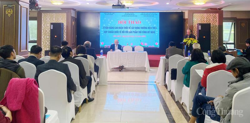 Hội thảo “Tư vấn nâng cao nhận thức về xây dựng thương hiệu hợp chuẩn quốc tế đối với sản phẩm thủ công mỹ nghệ”. Ảnh: N.H
