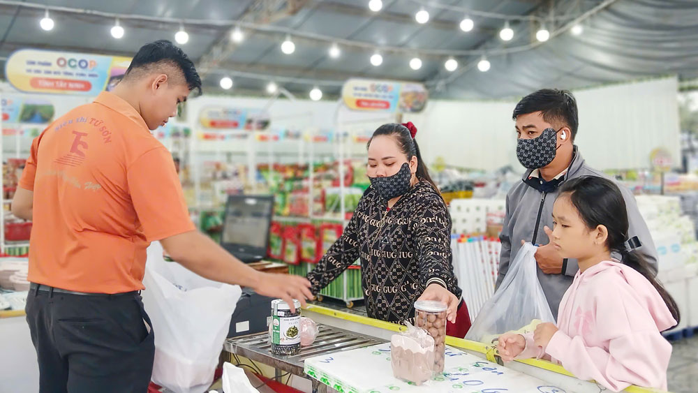 Đối với doanh nghiệp, các phiên chợ là cơ hội để quảng bá, giới thiệu sản phẩm đến người tiêu dùng.