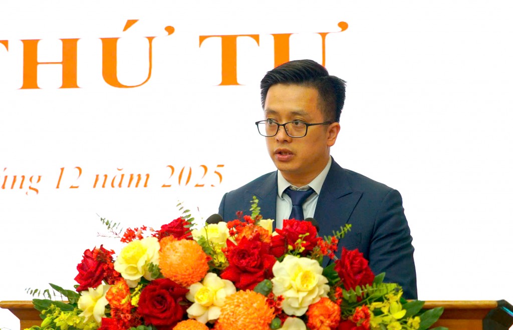 Đồng chí Lê Việt Bắc Anh - Phó Chủ tịch UBND phường Từ Liêm đã trình bày các báo cáo của UBND phường tại kỳ họp Đồng chí Lê Việt Bắc Anh - Phó Chủ tịch UBND phường Từ Liêm đã trình bày các báo cáo của UBND phường tại kỳ họp