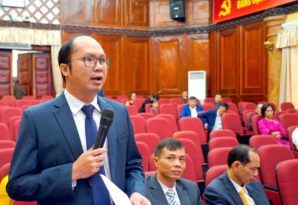 Các đại biểu thảo luận sôi nổi tại hội trường Các đại biểu thảo luận sôi nổi tại hội trường