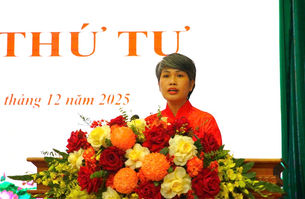 Bà Nguyễn Thị Thảo - Trưởng Ban Kinh tế - Ngân sách báo cáo tại kỳ họp Bà Nguyễn Thị Thảo - Trưởng Ban Kinh tế - Ngân sách báo cáo tại kỳ họp