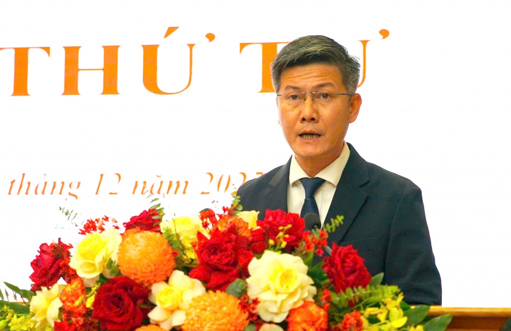 Phó Chủ tịch UBND phường Từ Liêm Bùi Ngọc Kính trình bày báo cáo tại kỳ họp Phó Chủ tịch UBND phường Từ Liêm Bùi Ngọc Kính trình bày báo cáo tại kỳ họp