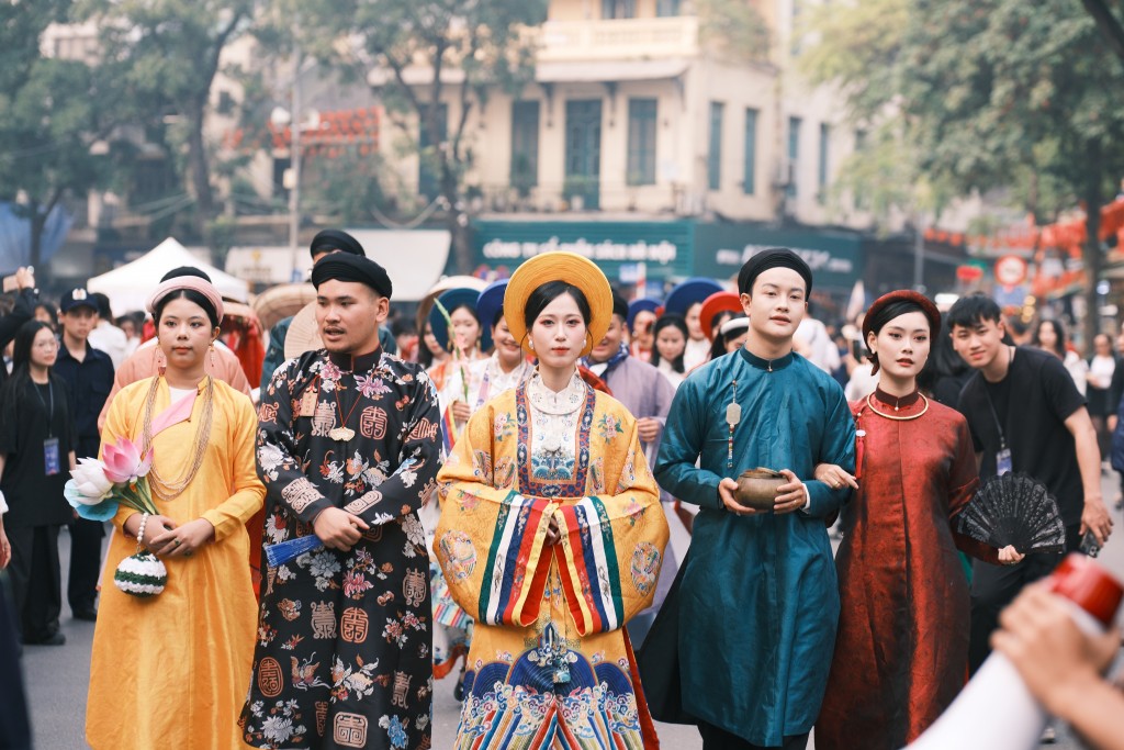 Bách hoa hỷ sự giúp khán giả tìm hiểu về hình ảnh đám cưới xưa cũng như những bộ cổ phục của dân tộc Bách hoa hỷ sự giúp khán giả tìm hiểu về hình ảnh đám cưới xưa cũng như những bộ cổ phục của dân tộc