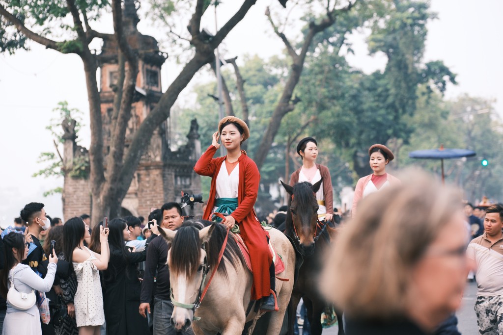 Dàn Hoa hậu rạng ngời hạnh phúc diễu hành Bách hoa hỷ sự Dàn Hoa hậu rạng ngời hạnh phúc diễu hành Bách hoa hỷ sự