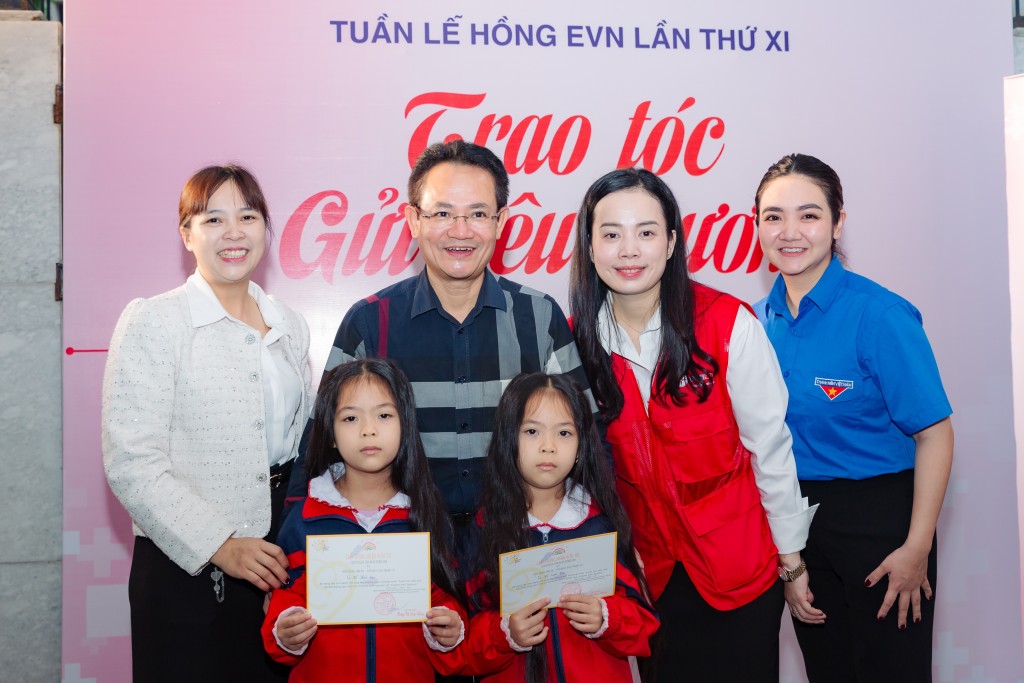 Tổng Giám đốc Nguyễn Đức Thiện trao giấy chứng nhận cho con CBCNV tham gia hiến tóc Tổng Giám đốc Nguyễn Đức Thiện trao giấy chứng nhận cho con CBCNV tham gia hiến tóc