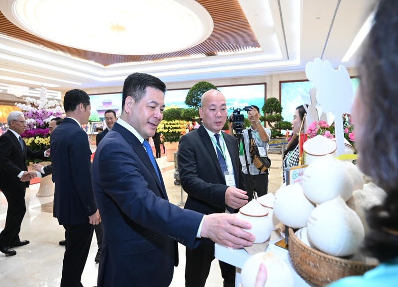 Bộ trưởng Nguyễn Hồng Diên tham quan Khu triển lãm sản phẩm nông nghiệp đặc sắc Việt Nam xuất khẩu sang Trung Quốc. Ảnh: MOIT