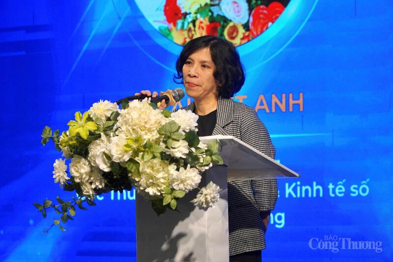 Bà Lại Việt Anh - Phó Cục trưởng Cục Thương mại điện tử và Kinh tế số, Bộ Công Thương phát biểu khai mạc diễn đàn. Ảnh: Minh Trang.
