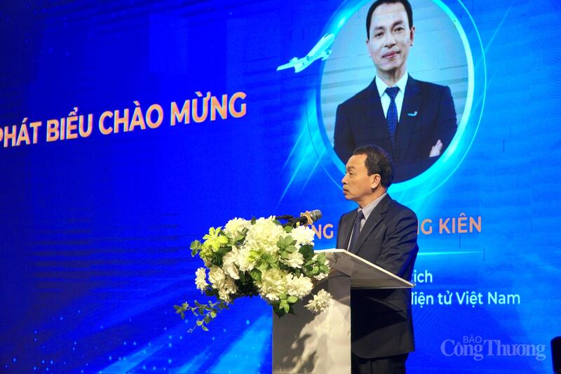 Ông Bùi Trung Kiên - Phó Chủ tịch Hiệp hội Thương mại điện tử Việt Nam phát biểu tại diễn đàn. Ảnh: Minh Trang.