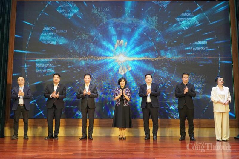 Các đại biểu bấm nút kích hoạt chương trình Tuần lễ Thương hiệu Việt.