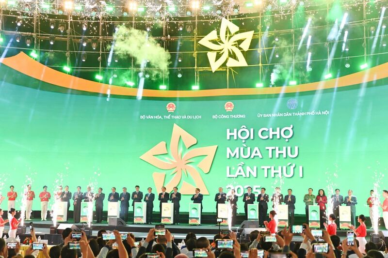 Thủ tướng Phạm Minh Chính và các đại biểu thực hiện nghi thức khai mạc Hội chợ Mùa Thu lần thứ nhất - 2025