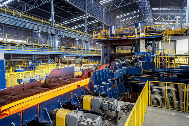 Nhà máy được đầu tư dây chuyền công nghệ hiện đại bậc nhất thế giới hiện nay từ Tập đoàn SMS Group (Đức) và Primetals (Anh), sử dụng hệ thống giá cán bốn trục siêu linh hoạt có độ chính xác cao, giúp đảm bảo chất lượng đồng nhất theo tiêu chuẩn đường sắt cao tốc quốc tế.