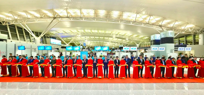 Phó Thủ tướng Thường trực Chính phủ Nguyễn Hòa Bình cùng đại diện các bộ, ngành cắt băng khánh thành dự án. Ảnh: Phạm Công