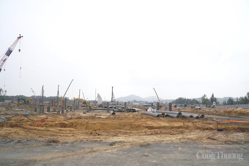 Một góc đại công trường dự án Nhà máy Sản xuất Ray và Thép đặc biệt Hòa Phát Dung Quất.