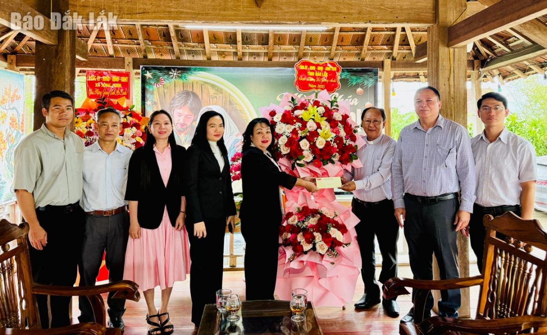 Phó Bí thư Thường trực Tỉnh ủy, Chủ tịch HĐND tỉnh Cao Thị Hòa An và Đoàn công tác thăm, chúc mừng linh mục Trương Minh Thái.