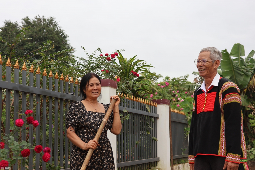 Ông Y Jắk Kbuôr động viên học sinh cố gắng học tập để lĩnh hội kiến thức