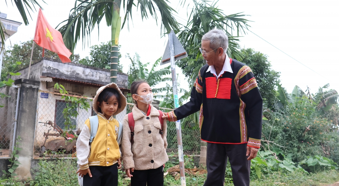 Ông Y Jắk Kbuôr động viên học sinh cố gắng học tập để lĩnh hội kiến thức