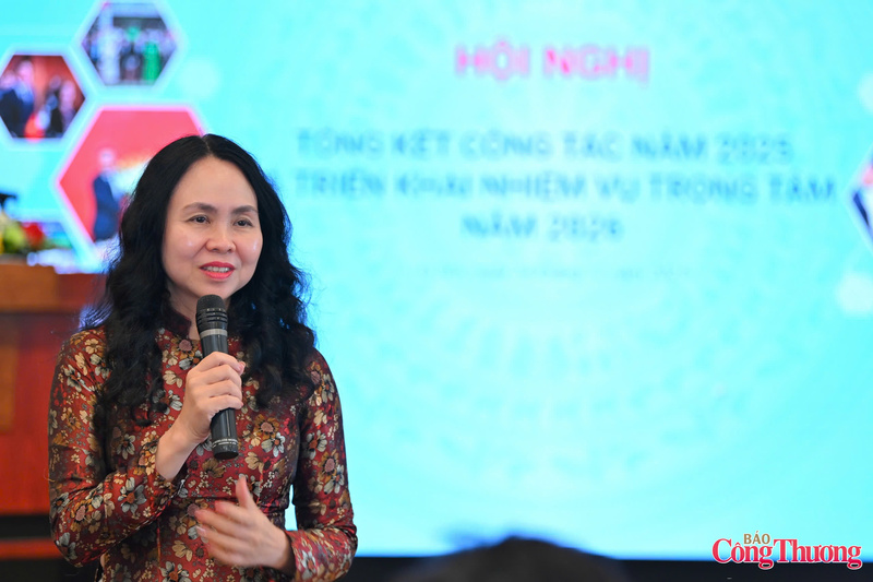 Cục trưởng Cục Thương mại điện tử và Kinh tế số nhìn nhận, có 4 yếu tố, 4 sự kiện lớn tác động mạnh mẽ đến toàn bộ hoạt động của lĩnh vực thương mại điện tử và kinh tế số. Ảnh: Nam Nguyễn