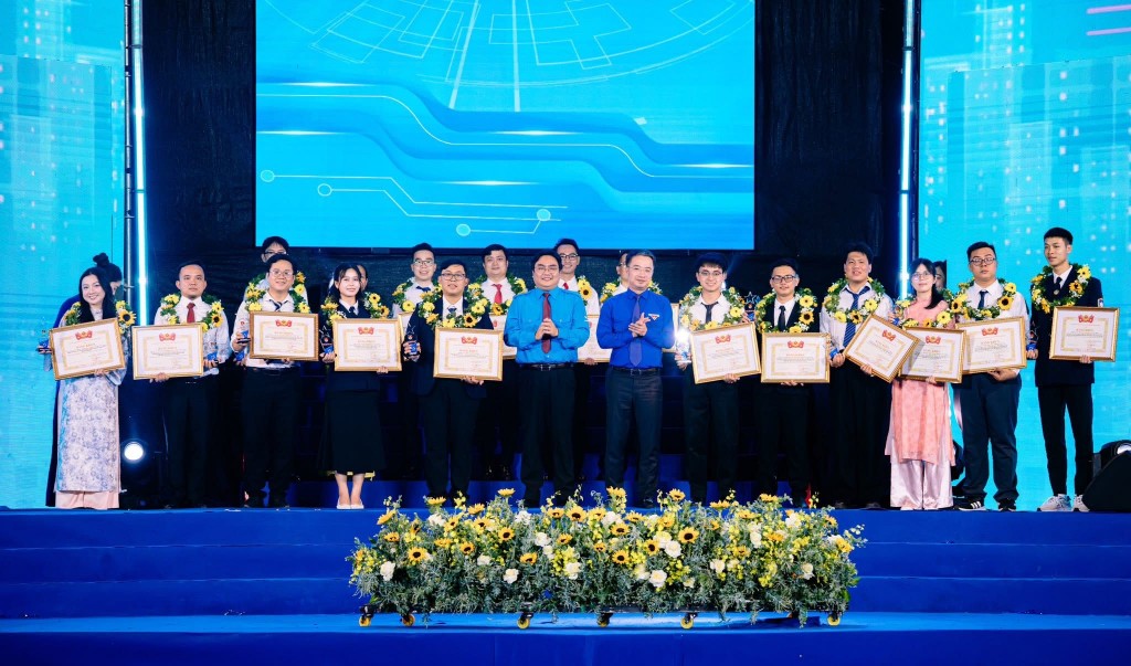 Dự án “ShieldNet - Hệ thống AI đa tầng hỗ trợ và bảo vệ không gian mạng” đã xuất sắc đạt Giải thưởng “Tuổi trẻ sáng tạo” năm 2025 do Trung ương Đoàn TNCS Hồ Chí Minh trao tặng