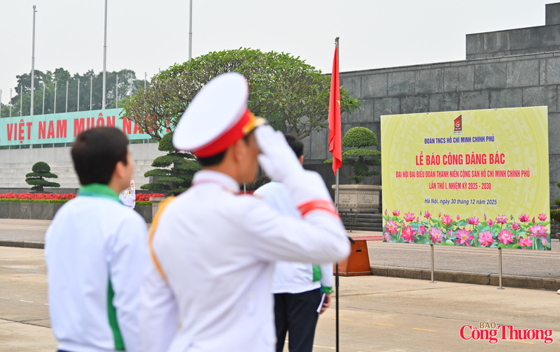Lễ báo công được tổ chức nhân dịp Đại hội đại biểu Đoàn TNCS Hồ Chí Minh Chính phủ lần thứ I, nhiệm kỳ 2025 - 2030. Trong không khí trang nghiêm, thành kính, các đại biểu đã báo cáo với Bác những thành tích tiêu biểu của tuổi trẻ Chính phủ trong học tập, rèn luyện, lao động sáng tạo, thi đua thực hiện thắng lợi các nhiệm vụ chính trị được giao, góp phần xây dựng nền hành chính chuyên nghiệp, hiện đại, hiệu lực, hiệu quả