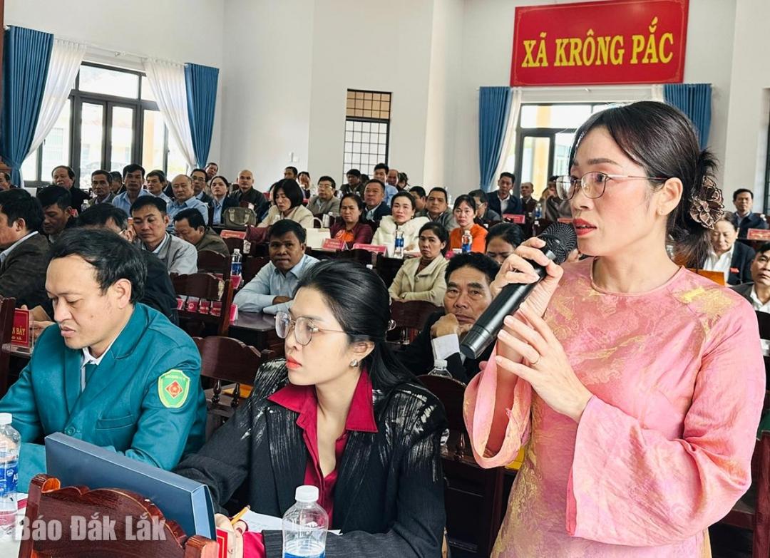 Đại biểu tham gia thảo luận tại kỳ họp.