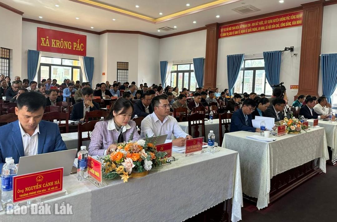 Đại biểu tham gia kỳ họp.