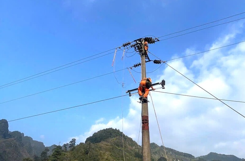 Đấu nối, đóng điện TBA Tìa Chí Dùa, xã Khâu Vai, tỉnh Tuyên Quang. Ảnh: PC Tuyên Quang